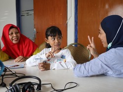Pemprov Jatim Beri Bantuan Hearing Aid kepada Siswa Disabilitas Rungu