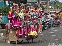 Penjual Terompet Rugi karena Tak Ada Perayaan Tahun Baru di Lubuklinggau