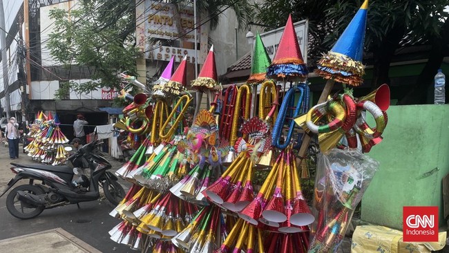 Sejumlah pedagang terompet di Pasar Asemka, Jakarta Barat mengeluhkan penjualan sambut perayaan Tahun Baru 2026 tak seramai tahun-tahun sebelumnya.