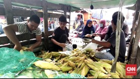 Rezeki Aris Pedagang Jagung, 10 Karung Ludes Jelang Malam Tahun Baru