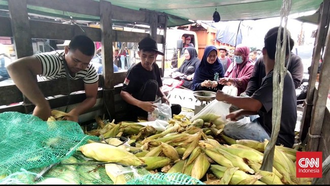 Menjelang pergantian malam tahun baru, sejumlah pedagang jagung dadakan ramai diserbu pembeli.