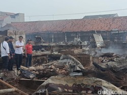 Polisi Telusuri Penyebab Kebakaran Ratusan Kios di Pasar Lemahabang
