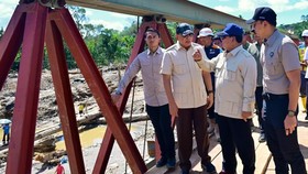 Prabowo Tinjau Pembangunan Jembatan Bailey di Tapanuli Selatan
