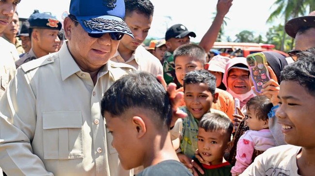 Presiden Prabowo bermalam di Tapanuli Selatan Sumatera Utara untuk merayakan tahun baru bersama warga terdampak bencana.