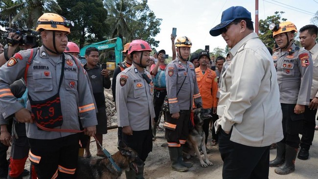 Presiden Prabowo Subianto menyapa polisi yang mencari jasad korban banjir di Batang Toru. Ia juga memantau pemulihan bencana dan pembangunan jembatan bailey.