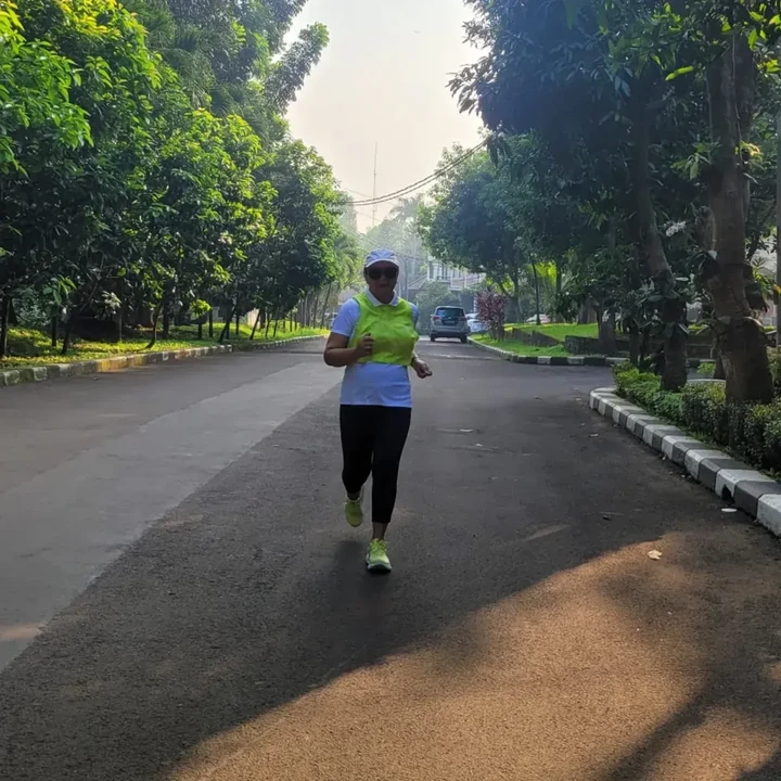 <p>Bukan kali ini saja Retno melakukan aktivitas lari pagi di Depok. Ia juga pernah lari pagi untuk persiapan <em>half marathon</em> pada pertengahan tahun 2025. Retno memang dikenal sebagai tokoh publik yang gemar olahraga lari. Ia kerap mem-<em>posting</em> aktivitasnya ini di Instagram. (Foto: Instagram @retno_marsudi)</p>