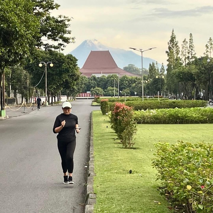 <p>Mantan Menteri Luar Negeri Retno Marsudi tampaknya sudah memiliki agenda khusus jelang pergantian tahun. Retno memutuskan untuk mudik ke Indonesia dan menikmati keseruan Depok Car Free Day, Bunda. (Foto: Instagram @retno_marsudi)</p>
