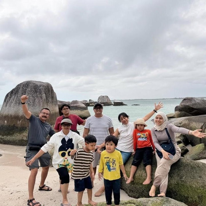 <p>Jelang pergantian tahun, Retno tampaknya tak hanya menghabiskan waktunya di Depok. Perempuan kelahiran Kota Semarang ini terbang ke Pulau Belitung untuk liburan bersama anak dan cucunya. Retno pergi ke Belitung sehari sebelum pergantian tahun, Bunda. "Belitung (30/12/25). Sejak ketibaan di Belitung siang ini, hujan rintik terus turun. Ada jeda sekitar 30 menit, kami sempatkan berkunjung ke Tanjung Kelayang. <em>It is so beautiful.. white sand</em>," tulisnya dalam salah satu foto bersama keluarga saat di Belitung. (Foto: Instagram @retno_marsudi)</p>