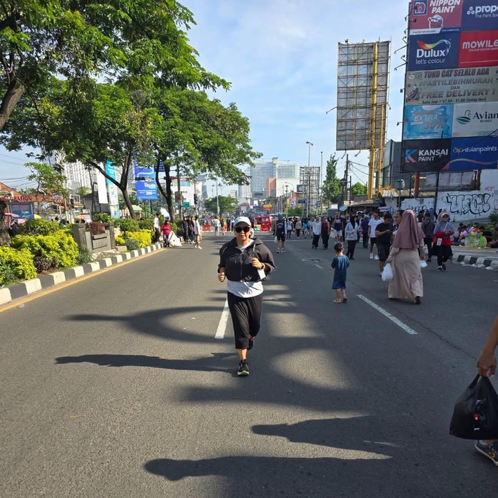 <p>Melalui unggahan di Instagram, Retno mem-<em>posting</em> fotonya saat lari pagi di Depok Car Free Day. Perempuan kelahiran tahun 1962 ini memanfaatkan jalanan sepi di Depok untuk menjaga kebugaran tubuhnya di sela waktu libur. "Depok (28/12/25). <em>My Sunday... </em>Depok Car Free Day. Selamat berolahraga Temans," tulisnya dalam <em>caption</em> unggahan ini. Retno diketahui memang memiliki rumah di kawasan Depok, Jawa Barat. (Foto: Instagram @retno_marsudi)</p>