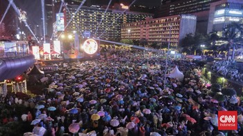 FOTO: Warga Padati Bundaran HI Sambut Tahun Baru 2026