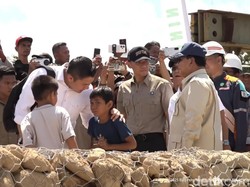 Alasan Seskab Selalu Bawa Rubik dan Dibagikan ke Anak-anak Korban Bencana