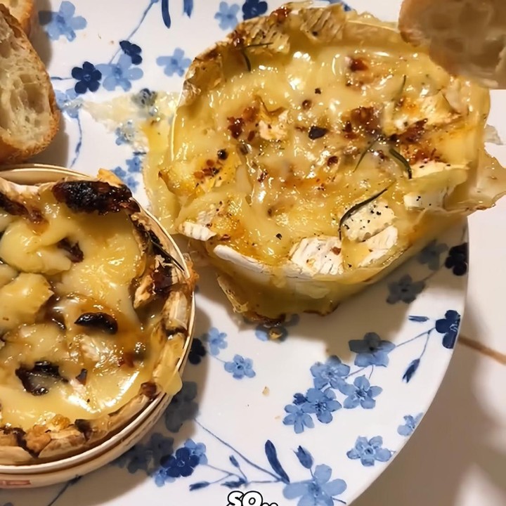<p>Selain ayam kalkun, Maxime juga membuat Bake Camembert, keju panggang khas Prancis yang sederhana, gurih, dan membuat dinner di malam Natal bersama teman-temannya semakin istimewa. (Foto: Instagram @lunamaya)</p>