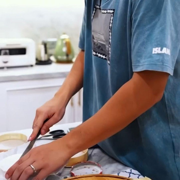 <p>Selain tampan, Maxime juga dikenal sebagai pria yang jago banget masak. Dalam potret ini pun, ia terlihat sangat mahir dan tidak terasa canggung sama sekali dalam memegang alat masak, ya Bunda. (Foto: Instagram @lunamaya)</p>