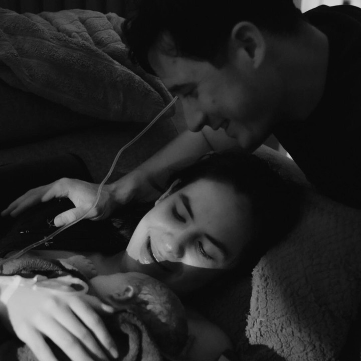 <p>Selama proses persalinan ini, Steffi didampingi oleh suaminya Nino Fernandez. Aktor 41 tahun ini tampak memberikan dukungan ke sang istri yang tengah berjuang melahirkan anak pertama mereka. Sejak awal kehamilan, Nino memang sudah bersiap untuk menjadi calon ayah siaga, Bunda. (Foto: Instagram @steffizamoraaa)</p>