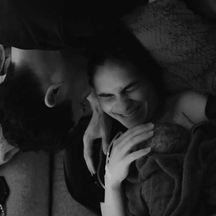 <p>Melalui unggahan di Instagram, Steffi membagikan momen persalinan anak pertamanya ke publik. Dalam beberapa foto hitam putih yang diunggahnya, Steffi memperlihatkan momen saat pertama kali memeluk putrinya itu. (Foto: Instagram @steffizamoraaa)</p>