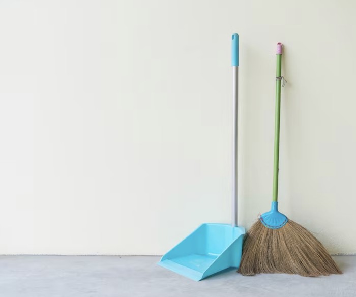 Tetap Hati-hati Saat Menggunakan Sapu untuk Menggiring Ular Keluar Rumah/Foto: Freepik.com/topntp26