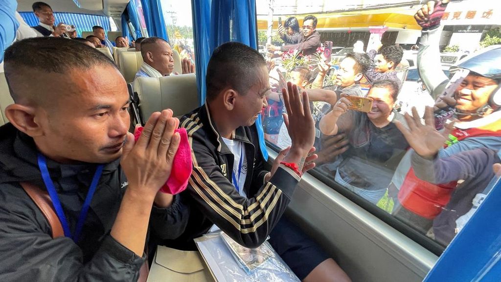 FOTO: Thailand Bebaskan 18 Tentara Kamboja Usai Gencatan Senjata