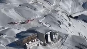 Momen Evakuasi Penumpang usai Kecelakaan Kereta Gantung di Italia