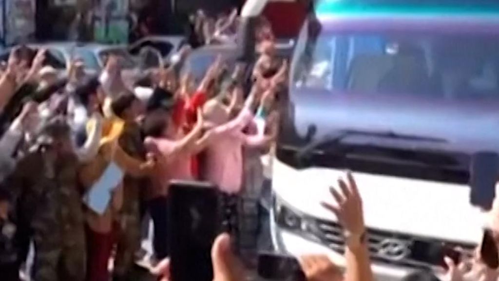 Sukacita Warga Kamboja Sambut 18 Tentara yang Dibebaskan Thailand