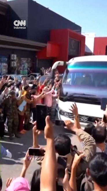 Sukacita Warga Kamboja Sambut 18 Tentara yang Dibebaskan Thailand