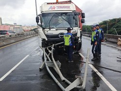 Pembatas Jalan 76 Meter di Tol Pulomas Copot Usai Ditabrak Truk Trailer