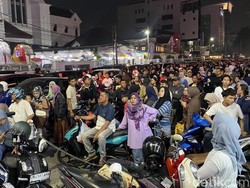 Warga Padati Kampung Madras Jelang Pergantian Tahun, Arus Lalu Lintas Tersendat