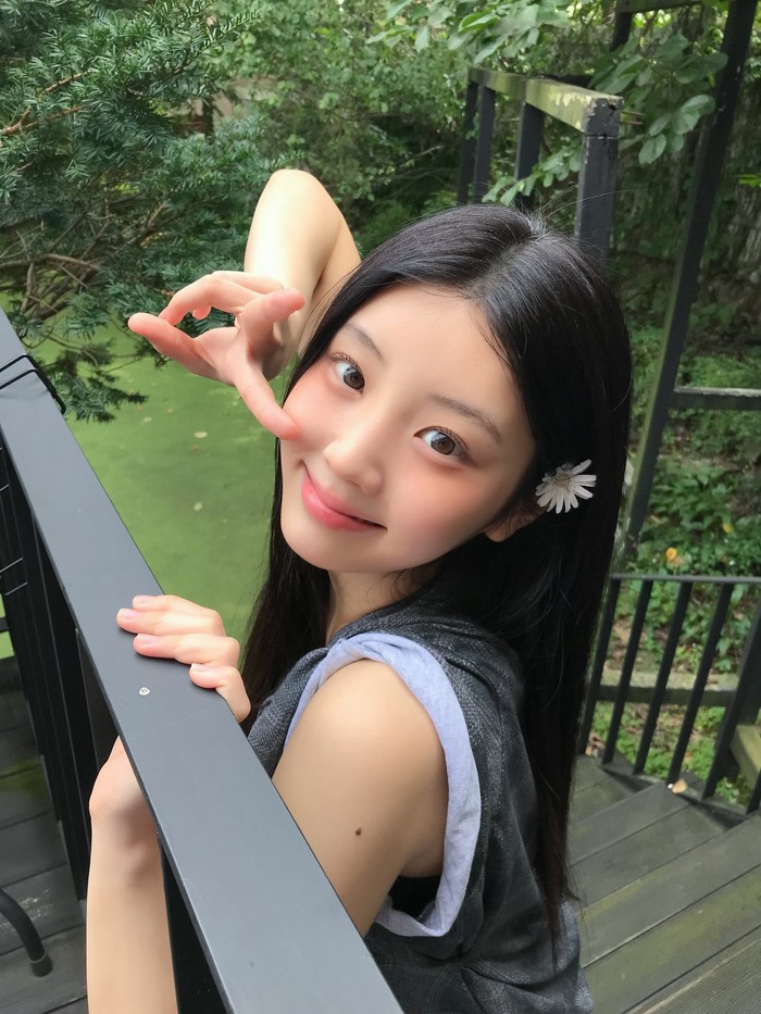 Wonhee ILLIT lahir pada 26 Juni 2007, menempatkan pemilik zodiak Cancer satu ini dalam jajaran artis Korea kelahiran tahun 2007 yang sudah tumbuh dewasa di tahun Kuda Api 2006 menurut sistem usia tradisional di Korea Selatan./ Foto: x.com/ILLIT_twt