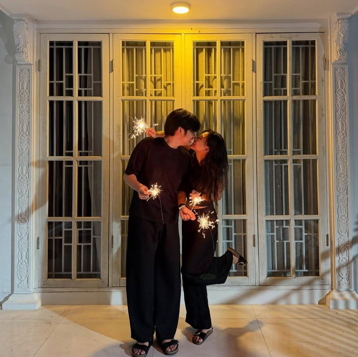 <p>Pasangan artis lainnya yang merayakan tahun baru di rumah adalah Shenina Cinnamon dan Angga Yunanda. Keduanya pun mengabadikan momen romantis ketika bermain kembang api, Bunda.&nbsp;(Foto: Instagram @sheninacinnamon)</p>