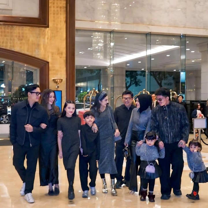 <p>Ashanty dan Anang Hermansyah merayakan tahun baru dengan makan malam bersama keluarga di sebuah restoran di Hong Kong. Keluarga artis satu ini pun tampil kompak mengenakan busana berwarna hitam. &ldquo;Selamat datang 2026. Semoga membawa langkah yang lebih ringan dan hati yang lebih kuat. Selamat Tahun Baru 2026 buat semuanya!!&rdquo; tulis Ashanty.&nbsp;(Foto: Instagram @ashanty_ash)</p>