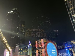 Pergantian Tahun, Drone Jakarta for Sumatra Hiasi Langit Bundaran HI
