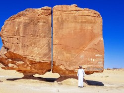 Batu Misterius Al Naslaa di Arab, Terbelah Sempurna yang Jadi Teka-Teki Dunia