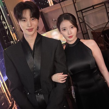 Kesan Pertama Bertemu Byeon Woo Seok, IU: Nggak Dandan Aja Cakep Banget!