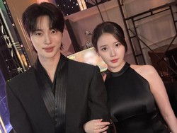 Kesan Pertama Bertemu Byeon Woo Seok, IU: Nggak Dandan Aja Cakep Banget!