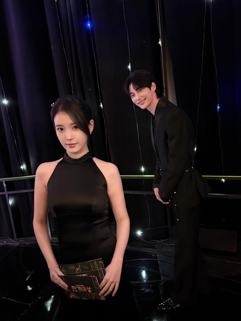 IU dan Byeon Woo Seok menghadiri MBC Drama Awards 2025&period;