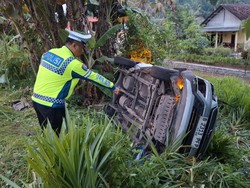 Kronologi Mobil Tabrak Pohon Saat Pulang Liburan Tahun Baru di Jember