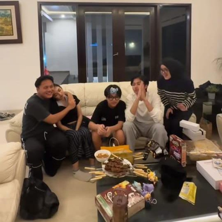 <p>Rizky Febian pun turut mengabadikan momen saat menantikan malam pergantian tahun bersama sang istri, Mahalini Raharja, dan adik-adiknya. Bahkan, mereka juga merayakannya dengan mengadakan tukar kado, lho.&nbsp;(Foto: Instagram @rizkyfbian)</p>