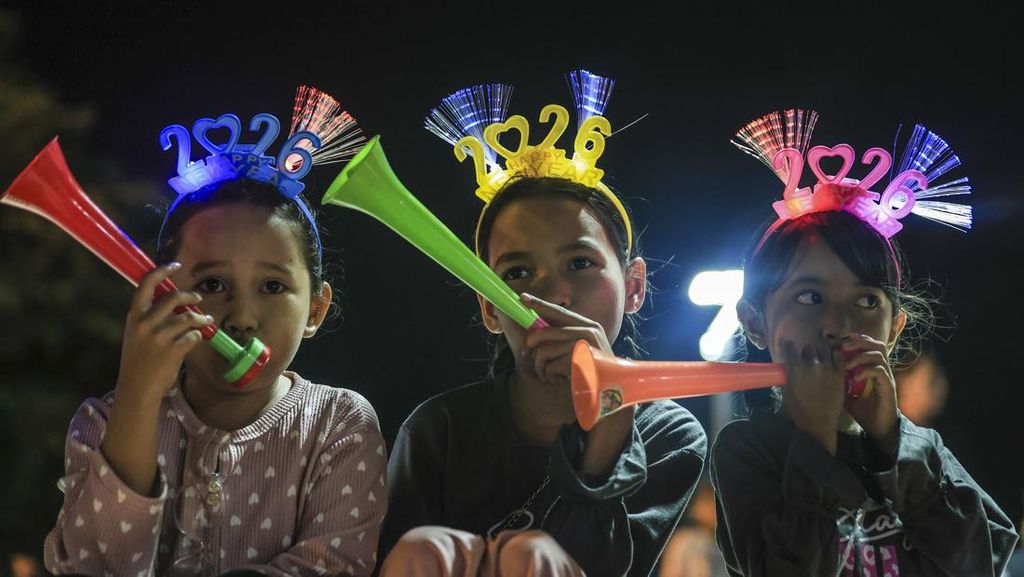 FOTO: Menyambut Tahun Baru 2026 Tanpa Kembang Api di Berbagai Daerah