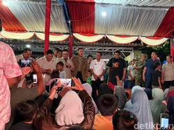 Momen Pergantian Tahun, Prabowo Ajak Korban Bencana Tapsel Nyanyi Tanah Airku