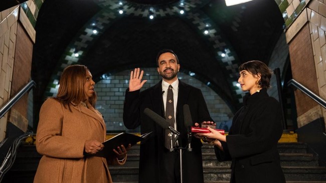 Zohran Mamdani menyampaikan pidato singkat setelah resmi menjadi Wali Kota New York City (NYC) pada hari ini, Kamis (1/1).