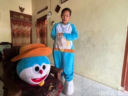 Cerita Pilu Ninik Jadi Badut Doraemon Demi Hidupi 3 Anaknya