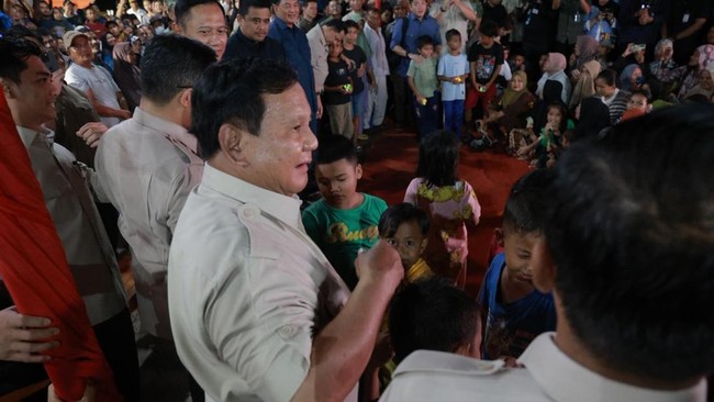 Presiden RI Prabowo Subianto merayakan malam pergantian Tahun 2026 di posko pengungsian warga terdampak banjir di Tapanuli Selatan, Sumatra Utara.