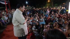 Prabowo Nyanyi Bareng Pengungsi di Malam Tahun Baru