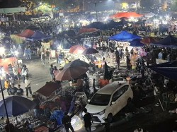 Malam Tahun Baru 2026, Pedagang di Bawah Jembatan Ampera Panen Cuan
