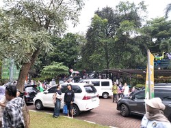 Ragunan Dipadati Pengunjung, Petugas dan Posko Kesehatan Disiagakan