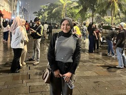 Hujan Tak Halangi Warga Rayakan Tahun Baru di Kota Tua Jakarta
