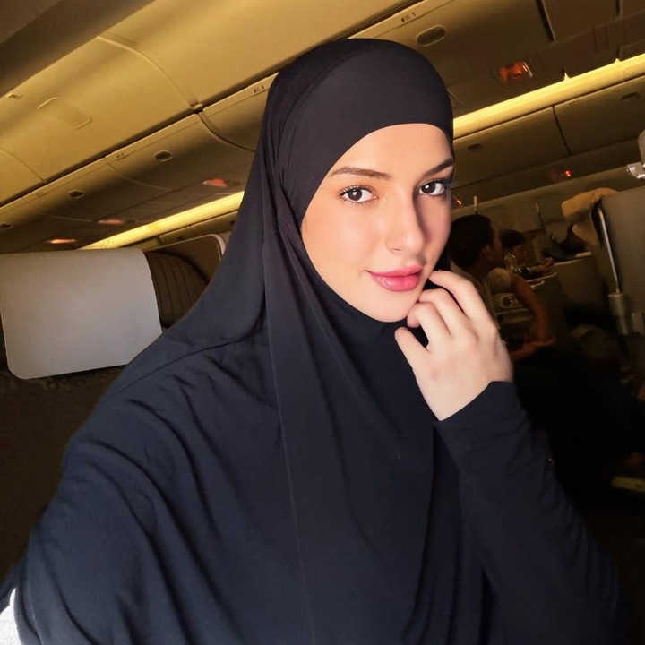 <p>Momen itu dibagikan langsung oleh Tasya melalui <em>postingan</em> di akun Instagram pribadinya. &ldquo;Aku menghabiskan tahun baru dengan umroh alhamdulillah bismillah ya Allah mau nangis meronta-ronta di depan rumah-Mu,&rdquo; tulis Tasya, dikutip dari laman Instagram <em>@tasyafarasya,</em> Kamis (1/1/2025).&nbsp;(Foto: Instagram @tasyafarasya)</p>
