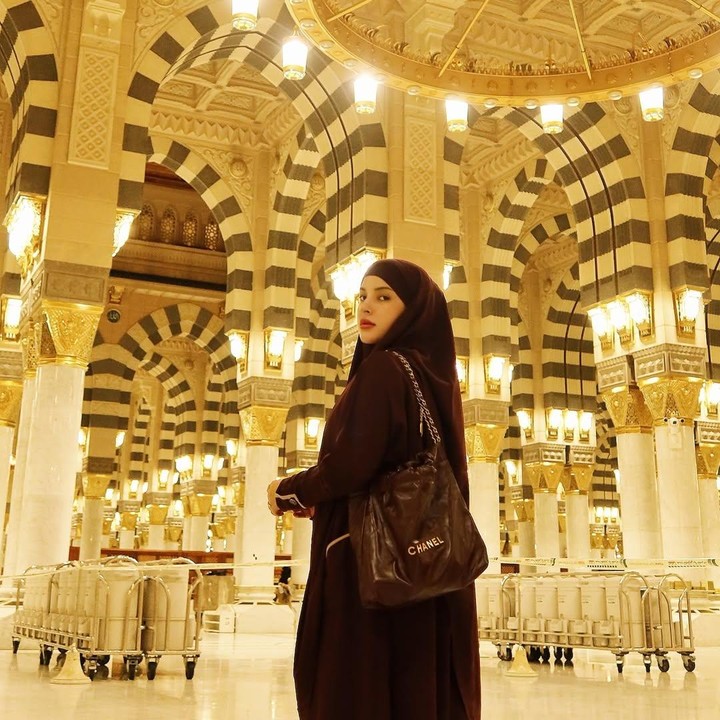 <p>Unggahan itu pun mendapat perhatian dari sang Bunda, Alawiyah Alatas, yang meninggalkan komentar penuh makna untuk putrinya. &ldquo;Allah tahu semua yang terbaik dan semua yang akan terjadi dan yang sudah terjadi dan semua beban tanggung jawab serta kehidupan yang diberikan pada-mu semata karena kamu manusia pilihan yang mampu melakukan dan menerimanya atas segala kehendaknya,&rdquo; tulis ibunda, dikutip dari laman Instagram <em>@ala_instyle.&nbsp;</em>(Foto: Instagram @tasyafarasya)</p>