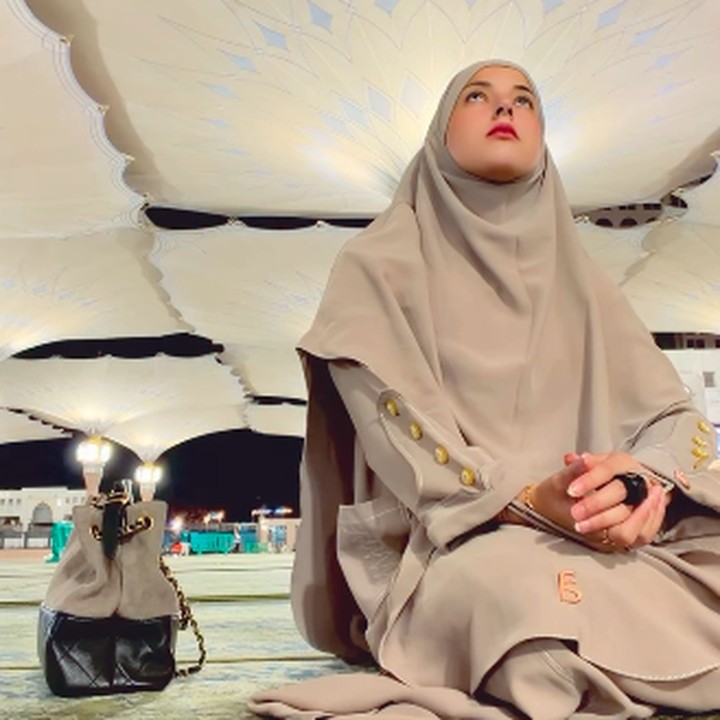<p>Tasya juga mengabadikan momen ketika berserah diri kepada Tuhan sambil memandangi keindahan Masjid Nabawi. &ldquo;POV: Ya Allah im so tired I need a break (Ya Allah aku sangat lelah aku butuh istirahat),&rdquo; tulis Tasya.&nbsp;(Foto: Instagram @tasyafarasya)</p>