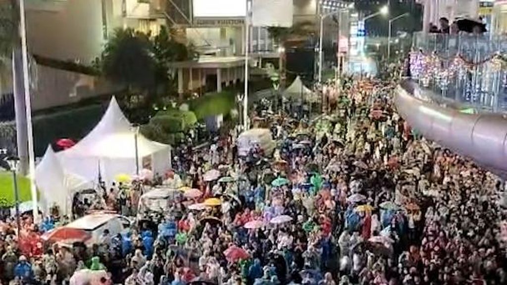 Hujan Tak Surutkan Kemeriahan Malam Tahun Baru di Bundaran HI