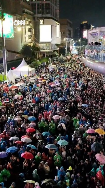 Hujan Tak Surutkan Kemeriahan Malam Tahun Baru di Bundaran HI